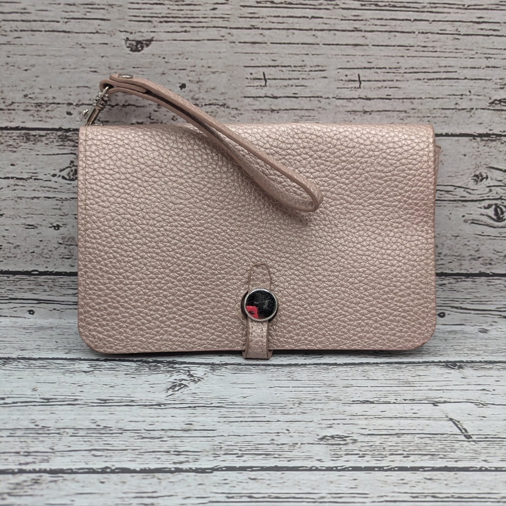 ✨Freebie✨ Wristlet
